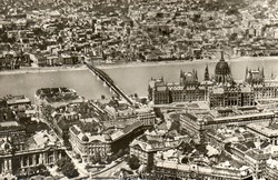 076 --- Running postcard Budapest - panorama