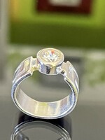 Dazzling silver ring with zirconia stone