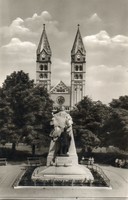 173 --- Running postcard Nyíregyháza rk. Church with the statue of Kossuth