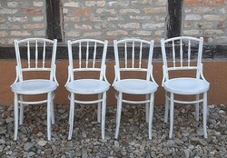 Fehér Thonet stílusba székek vintage stíl.