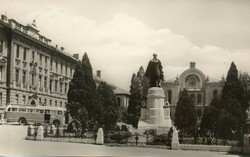 142 --- Running postcard Pécs - Kossuth statue