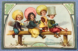 Antik dombornyomott Újévi üdvözlő képeslap vidám gyerekek nagy kalapban farönk lóval