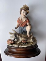 Gyönyörű részlet gazdag Capodimonte porcelán szobor.