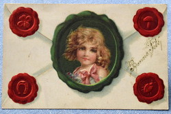 Antik dombornyomott üdvözlő boríték képeslap pecsétek bennük kislány portré bogár patkó gomba lóhere