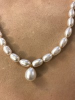 Particularly beautiful real pearl / cultured / string of pearls with a gold lock and the bottom pearl also with gold.