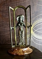 Józsa Lajos (1944-)Kapuban álló (bronz kisplasztika)