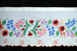 Hímzett kalocsai mintás , drapéria , vitrázs , dekoráció 104 x 29 cm magyar néprajz hímzés