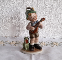 Bertram porcelán figura -  zenélő kisfiú békával -