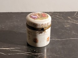 Antik porcelán tégely krémes doboz 6,5x5,5cm pipere tartó többalakos jelenettel a tetején
