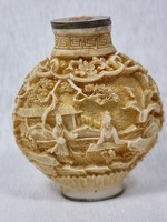 Képeket nagyítva, vélhetően csont őrleményből készült a tartó, keleti munka, XX.szd másodok fele