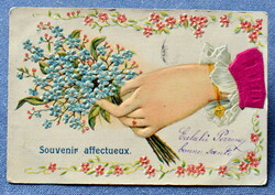 Antik dombornyomott  üdvözlő litho képeslap  nefelejcs csokrot tartó kéz valódi selyemmel
