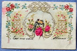 Antik dombornyomott  üdvözlő litho képeslap  fecskék selyem anyagból rózsák