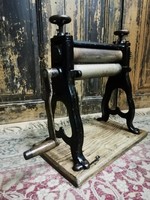 Tésztanyújtó gép a 20. század elejéről, mechanikus cukrász eszköz tészta vagy ostya nyújtására