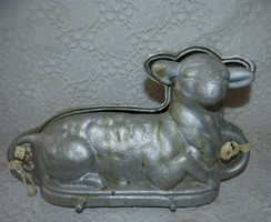 Old baking dish / lamb.