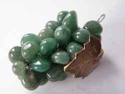 A small grape cluster with copper leaves made of jade stones