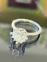 Dazzling silver ring with crystal stone