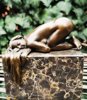 Pihenő női akt - bronz szobor