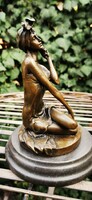 Chatting lady - bronze statue