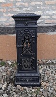 Cast iron stove with a very nice aprole pattern
