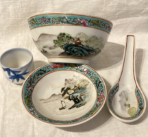 Régi kínai famille verte porcelán tál tányér kanál és egy kék fehér csésze Kína