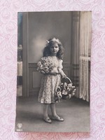 Régi képeslap fotó levelezőlap kislány virágokkal