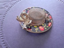 Retro hat shaped metal brooch