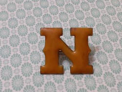 Retro n-shaped metal brooch