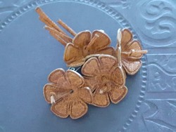 Retro flower shaped brooch
