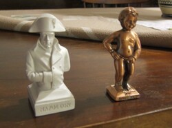 2 kis szobor - Manneken Pis szobra + Bonaparte Napóleon szobra