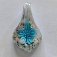 Üveg medál, csepp alakú, kék virággal
