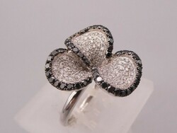 1.90 Ct with black and white diamonds 14 kr. Gold ring. With certificate