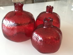 Vörös üveg gránátalma alakú váza szett, 12, 10 és 9 cm magasak