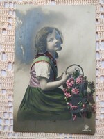 Antik kézzel színezett fotólap/ képeslap, kislány virágokkal 1912