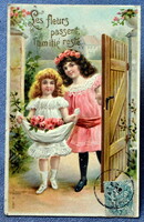 Antik dombornyomott  üdvözlő litho képeslap kisleányok kötényben rózsával a kapunál