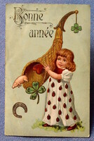 Antik dombornyomott Újévi üdvözlő képeslap  katica ruhás kisleány bőségszarú lóhere malac patkó