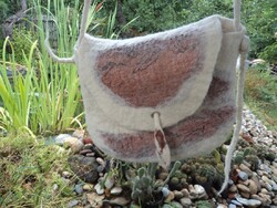 'SELYEMGYAPJÚ' selyem díszítésű nemezelt kézműves gyapjú táska