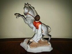 Herendi lovát fékező csikós figura