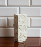 VÉGKIÁRUSÍTÁS - Biszkvit porcelán váza fosszília mintával – Kaiser, M. Frey művészjelzéssel