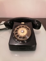 Fekete tárcsás telefon az 1970 - és évekből