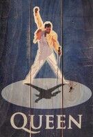 Freddie Mercury a színpadon - a legendás Queen rockegyüttes emlékét idéző, rusztikus fa fali dísz