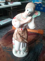 Szovjet népviseletes lány porcelán szobor.