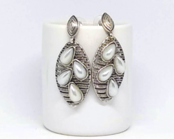 Silver-colored beaded leaf earrings 44