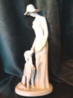 Hölgy kutyával, kutyás nő, hófehér porcelán szobor