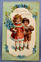 Antik dombornyomott Újévi üdvözlő litho képeslap kisleány kisfiú nefelejcs csokor