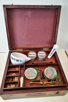 Antik parfümőr / patikai / gyógyszertári (?) pézsma mérő / örlő készlet dobozában