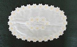 Small ornament with daisies on tablecloth table
