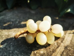 Onyx grape cluster