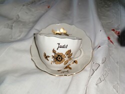 Aquincumi Judit névre szóló kávés csésze, kézzel festett aranyozott rózsával
