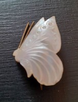Aranyos, kisméretű,  pillangó formájú, gyöngyházzal díszített bross (kitűző)