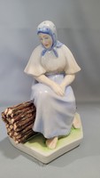 Zsolnay porcelán kézzel festett rőzsén ülő nő